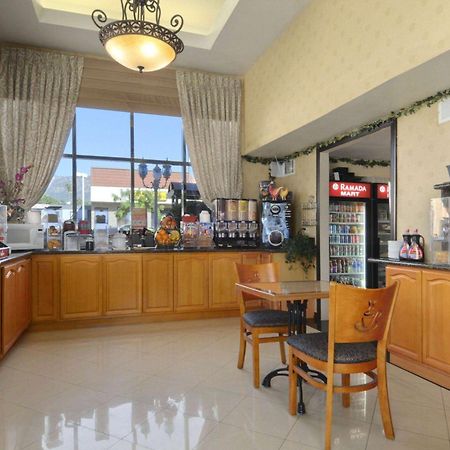 Ramada by Wyndham Pasadena Hotel Bagian luar foto