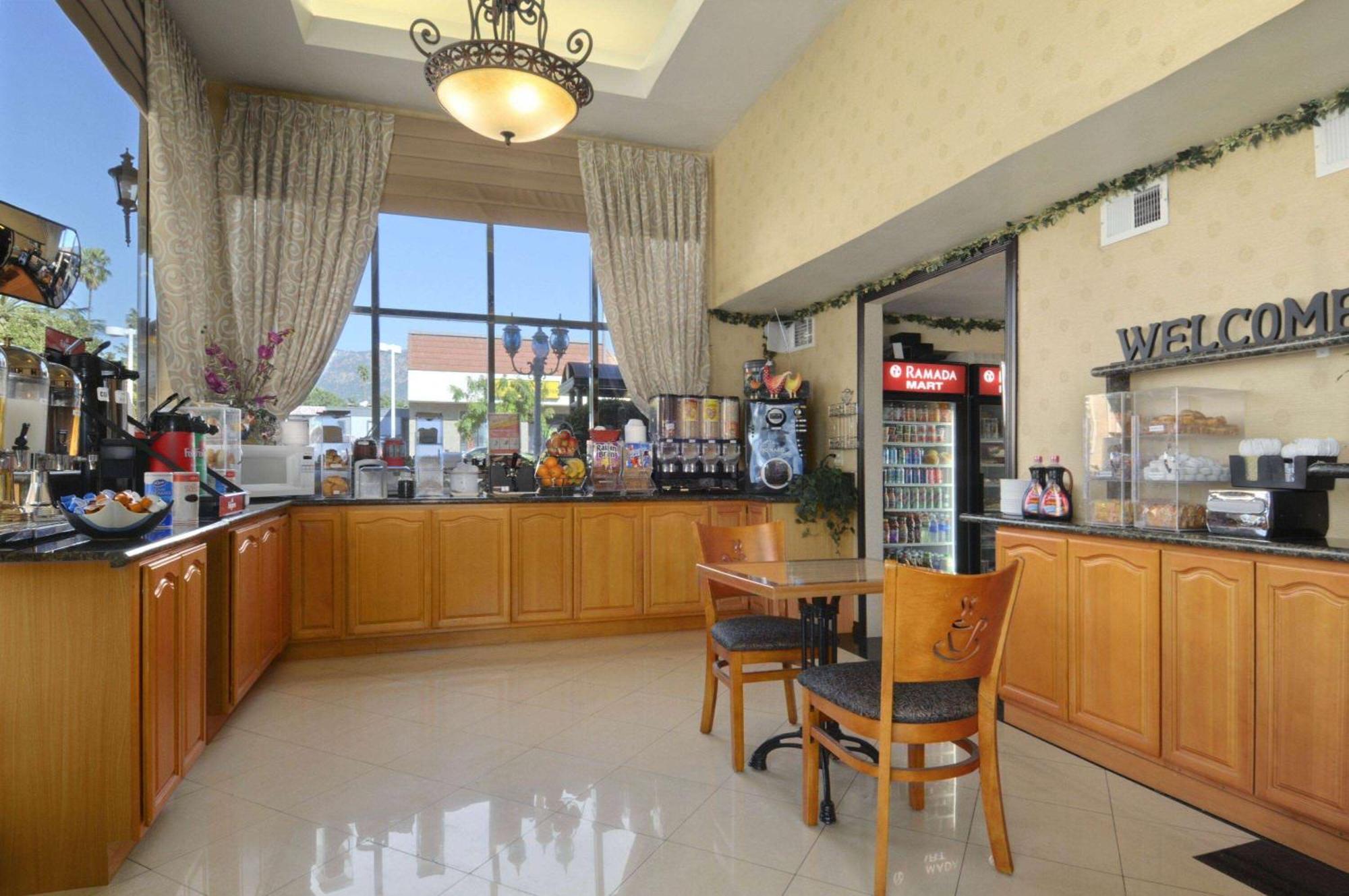 Ramada by Wyndham Pasadena Hotel Bagian luar foto